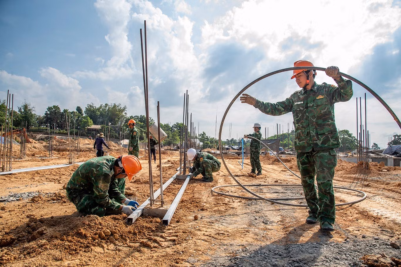 3-nhung-doan-vien-thanh-nien-bo-doi-bien-phong-bam-cong-truong-giua-cai-nang-choi-chang-anh-le-van-chuong.jpg