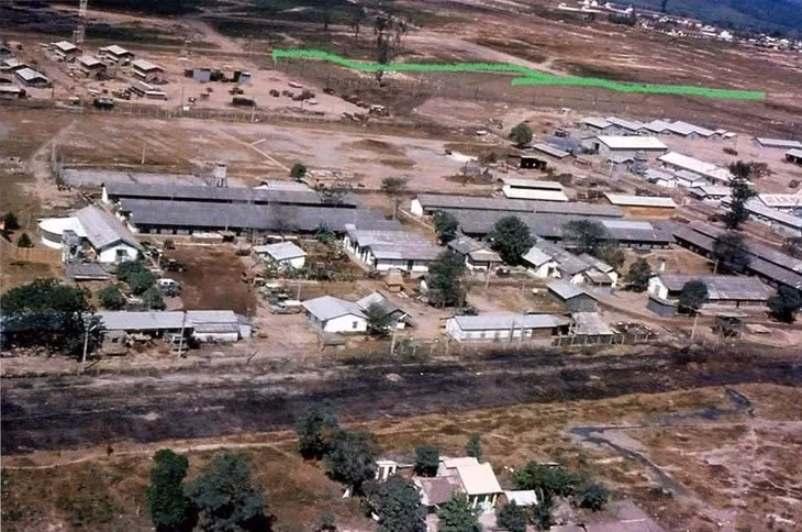 1-noi-nghi-ngo-la-mo-tap-the-liet-si-nam-o-khu-vuc-ranh-nuoc-co-net-but-mau-xanh-anh-cuu-binh-my-cung-cap.jpg