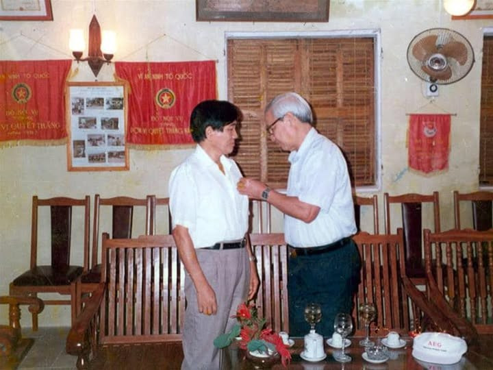 Ông Sáu Dân gắn huy hiệu 500KV cho ông Vũ Ngọc Hải. 2.jpg