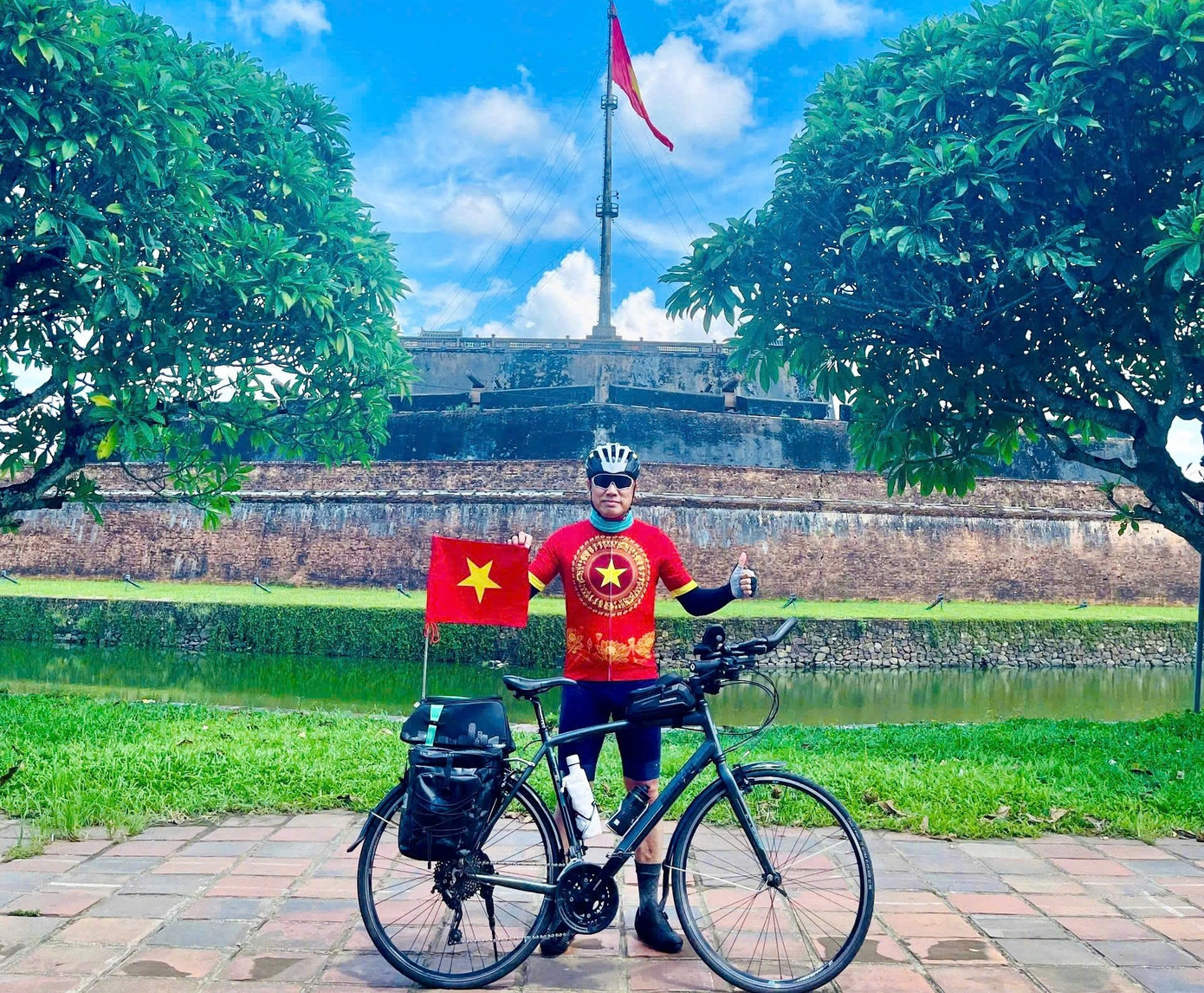 Anh Nguyễn Quang Thắng bắt đầu hành trình xuyên Việt 927km từ Kỳ Đài, Huế Ảnh: NVCC anh-1-7496.jpg