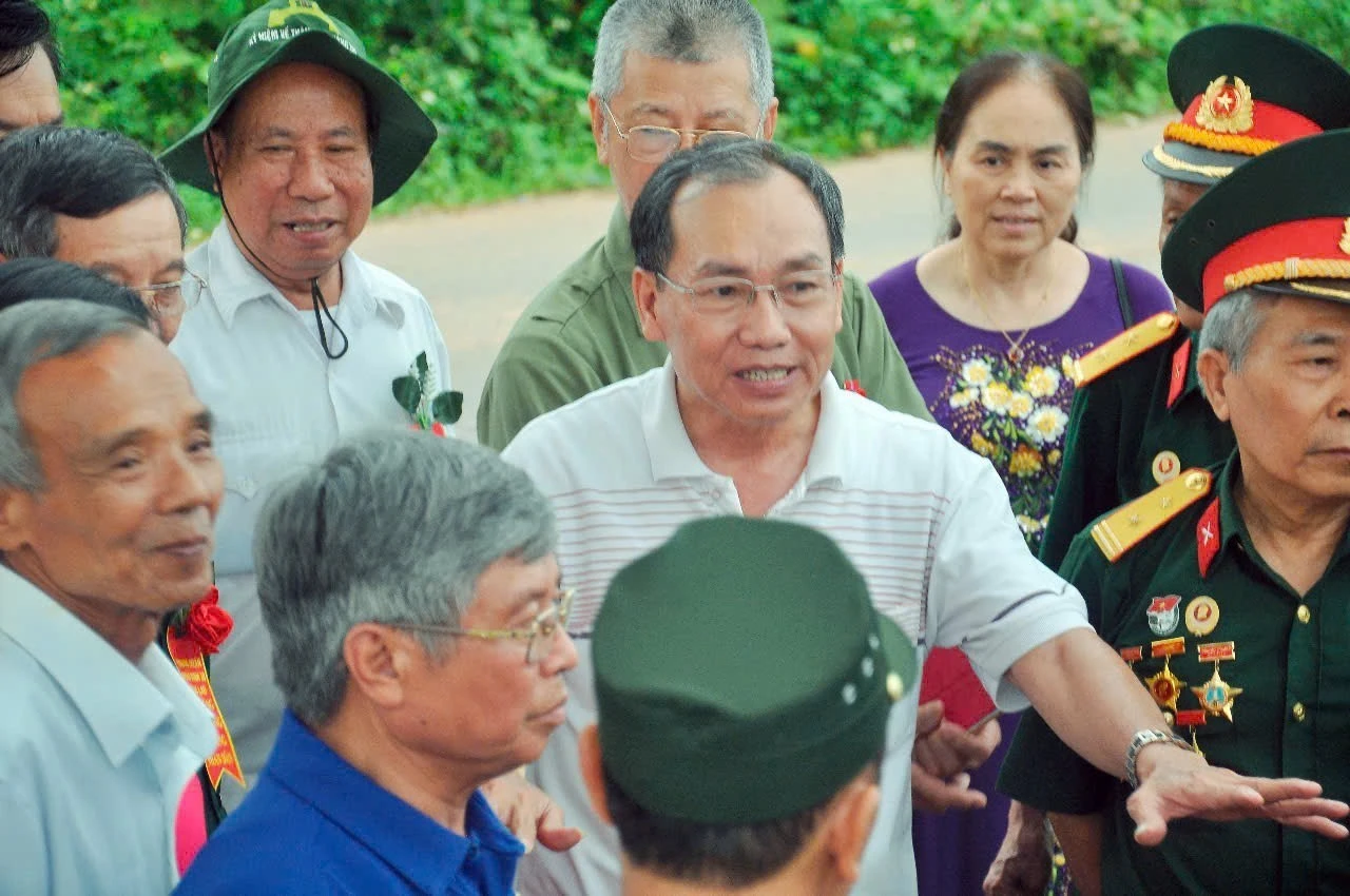 1-ong-nguyen-van-sinh-dung-giua-tai-cuoc-hoi-ngo-cac-cuu-binh-trung-doan-57-va-trung-doan-bong-lau-tai-can-cu-241.jpg