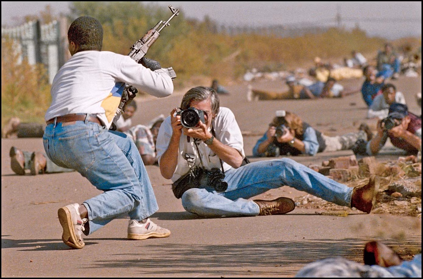 4-nhiep-anh-gia-chien-truong-james-nachtwey-tac-nghiep-giua-mot-tran-chien-bang-dang-tai-thokoza-nam-1994.jpg
