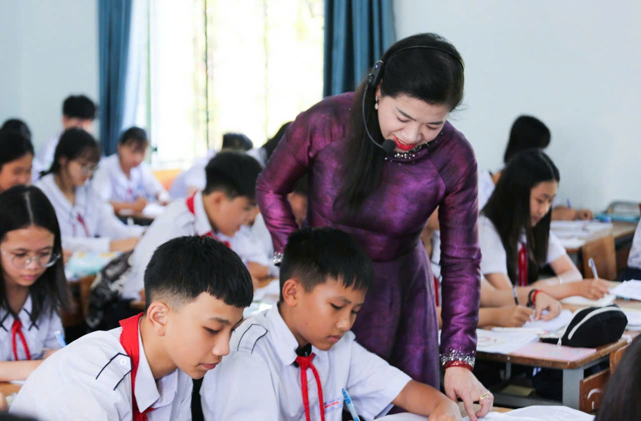 Sra. Nguyen Thi Thu Huyen em uma hora de ensino 1.jpg