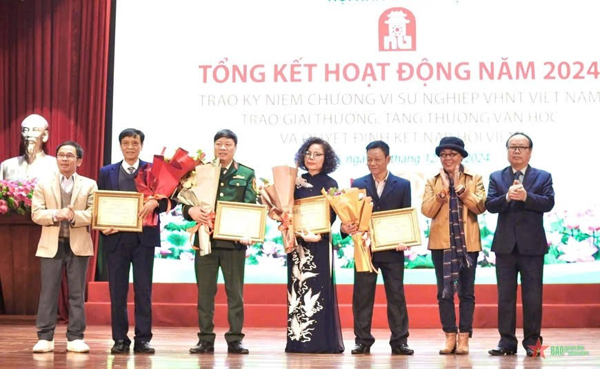 Giải thưởng Văn học Hà Nội 2024 thu hút sự quan tâm của độc giả yêu văn chương Ban tổ chức cảnh báo fanpage lừa đảo giai-thuong-van-hoc-ha-noi-2024.jpg