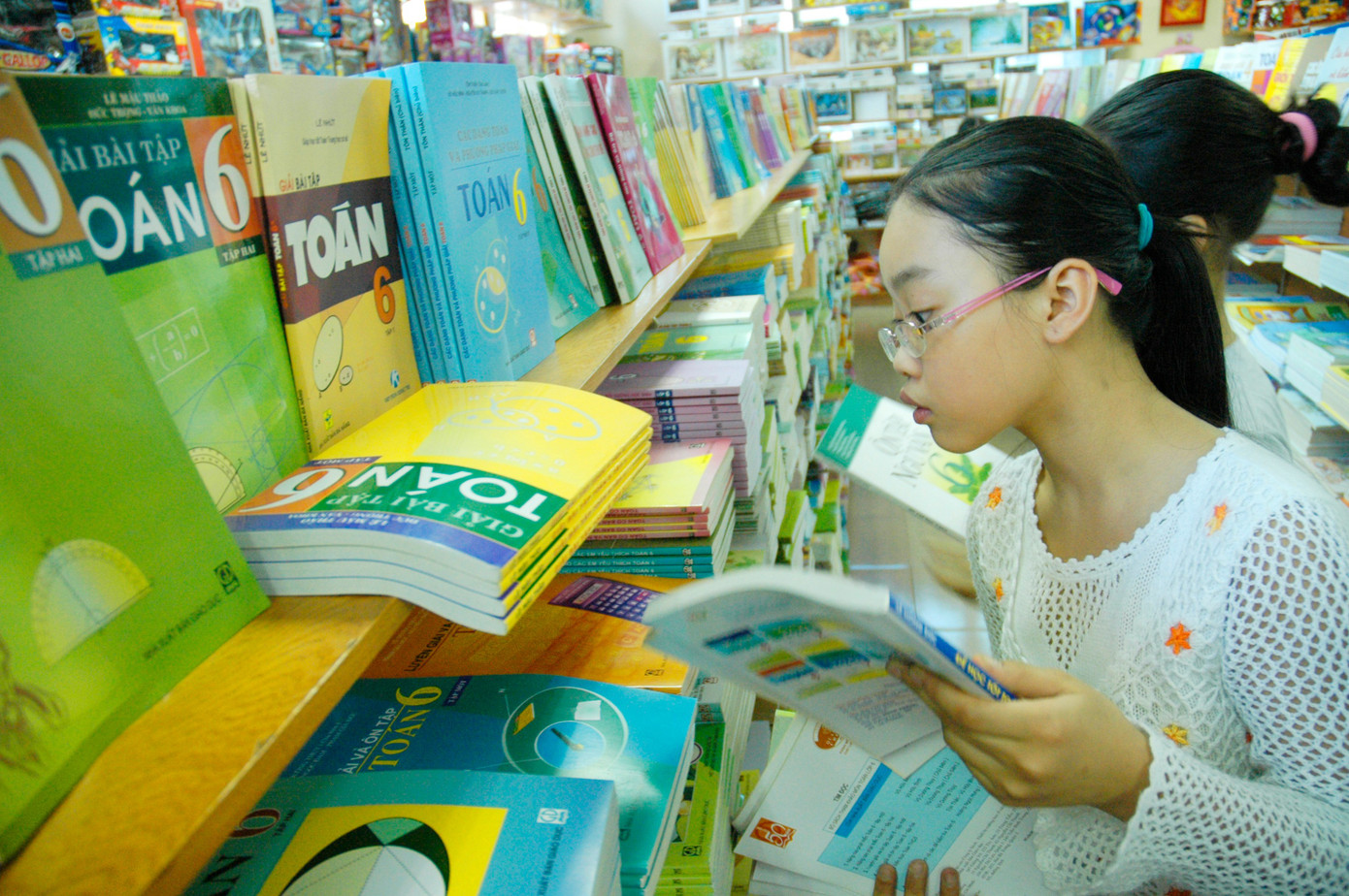 Các nhà xuất bản khẳng định cung ứng đủ SGK trong năm học mới 2025 - 2026. Ảnh: Hồng Vĩnh sgk-4.jpg