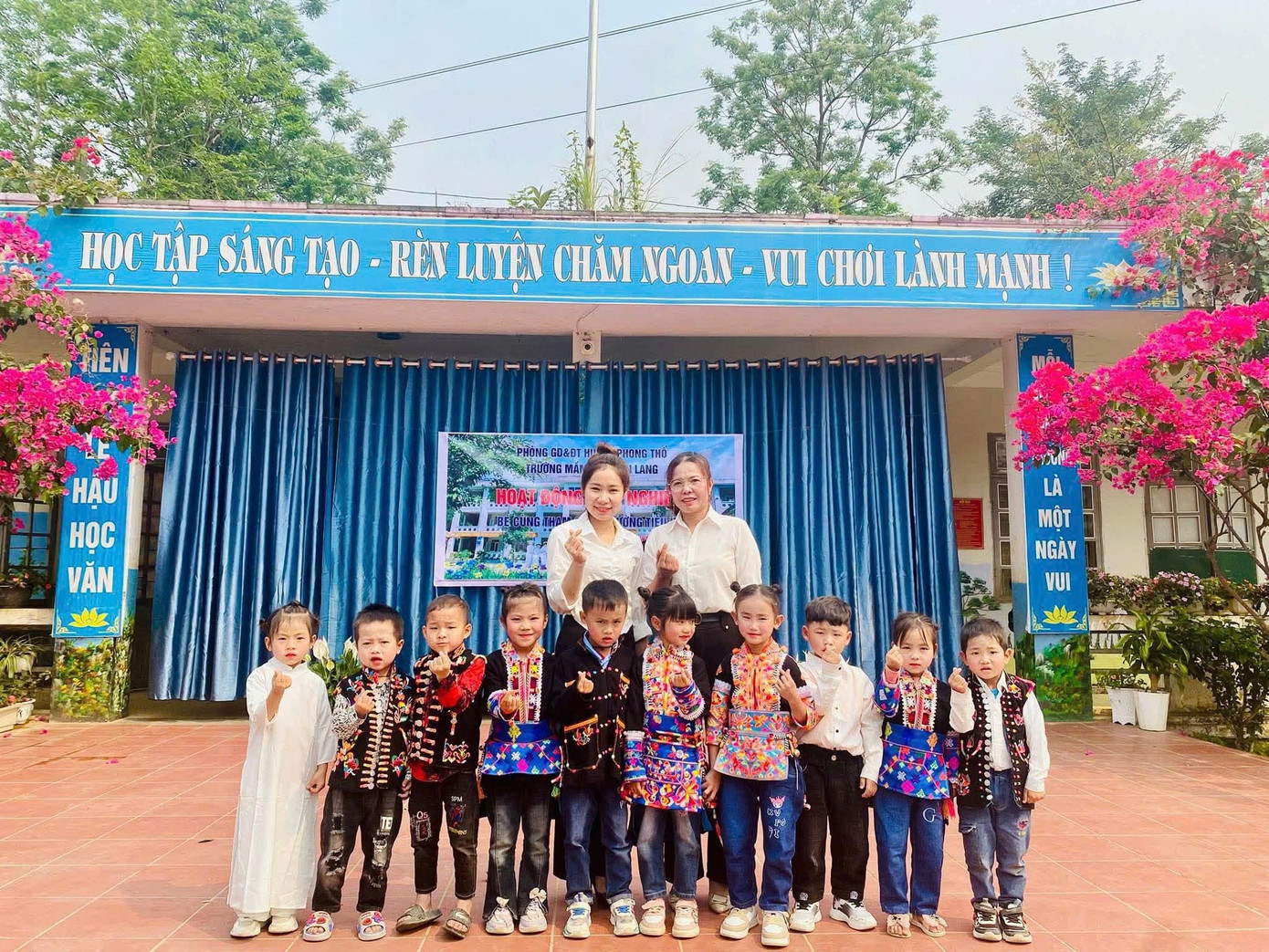 A professora Nguyen Thi Thu Ha (fila de trás, à esquerda) com seus alunos. a2.jpg