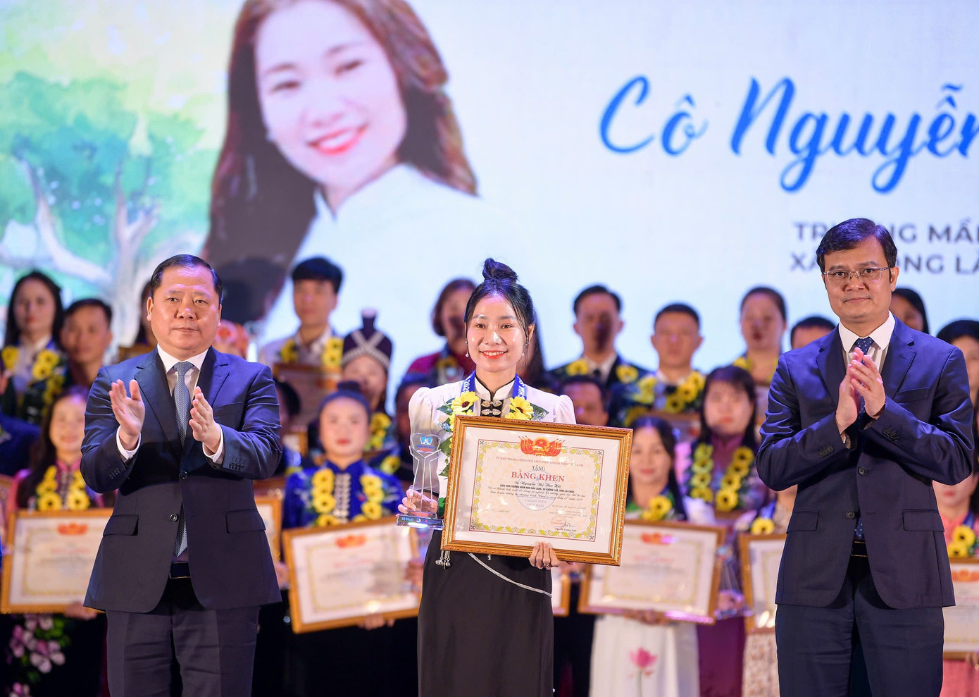 A professora Nguyen Thi Thu Ha recebeu um prêmio no programa a1.jpg