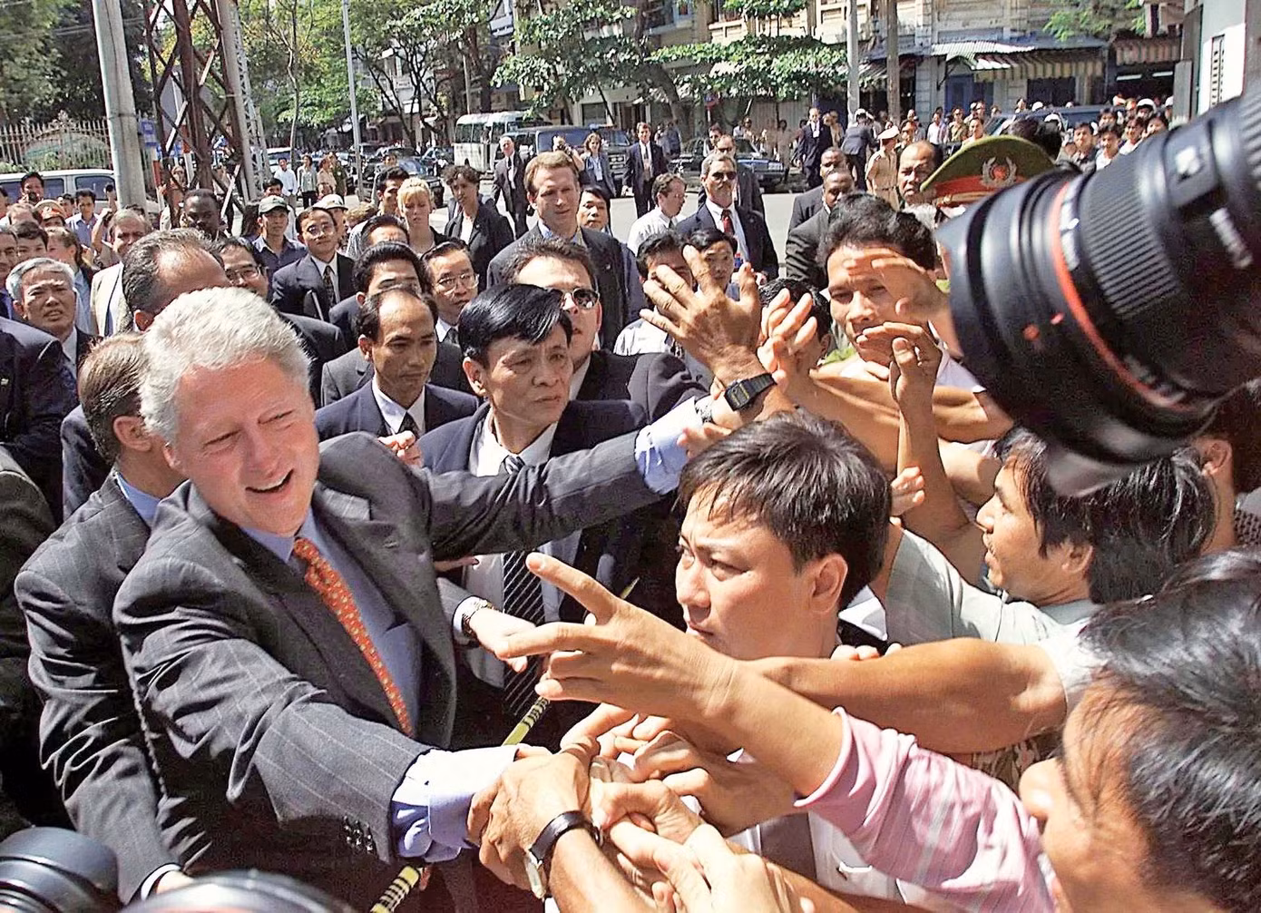 1-tong-thong-bill-clinton-va-nguoi-ham-mo-tphcm.jpg
