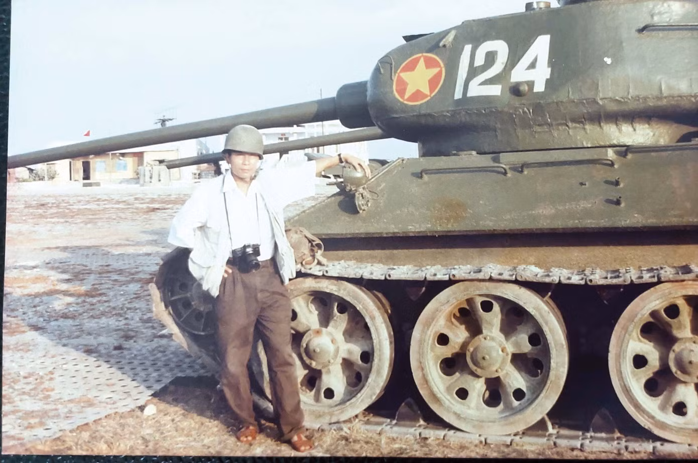1-tac-gia-tran-tuan-tai-truong-sa-nam-1998.jpg