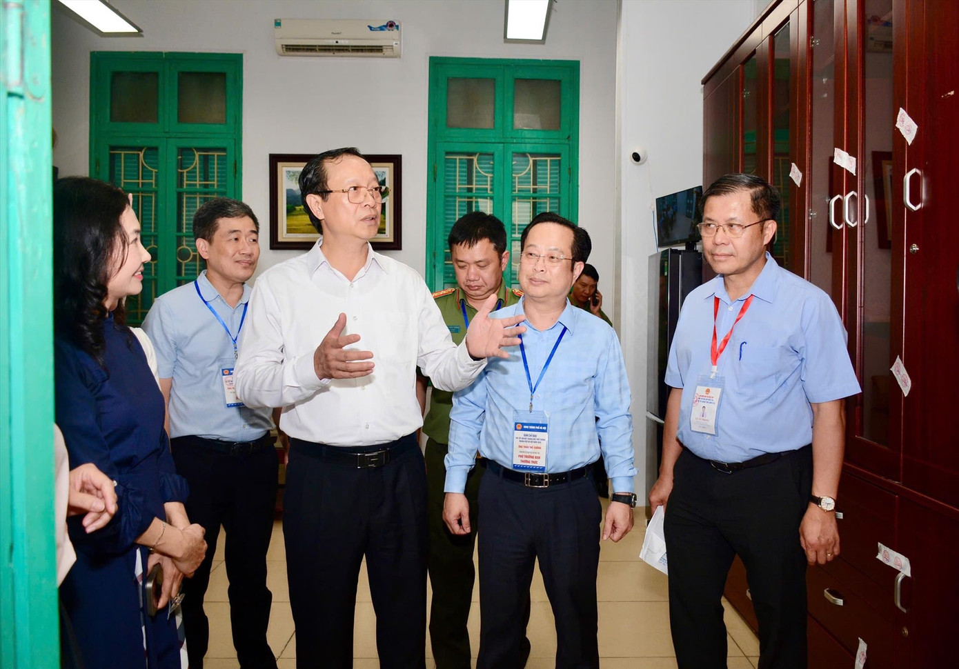 Thứ trưởng Bộ GD&ĐT Phạm Ngọc Thưởng trong một lần kiểm tra trường học b1.jpg
