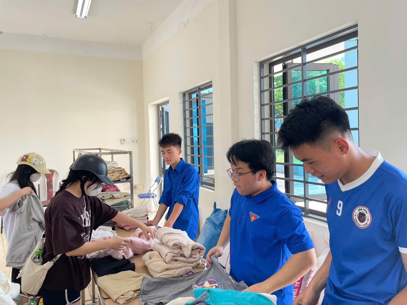Sinh viên tình nguyện phân loại quần áo cũ từ nhà hảo tâm gửi về “Tủ đồ 0 đồng” 15a.jpg
