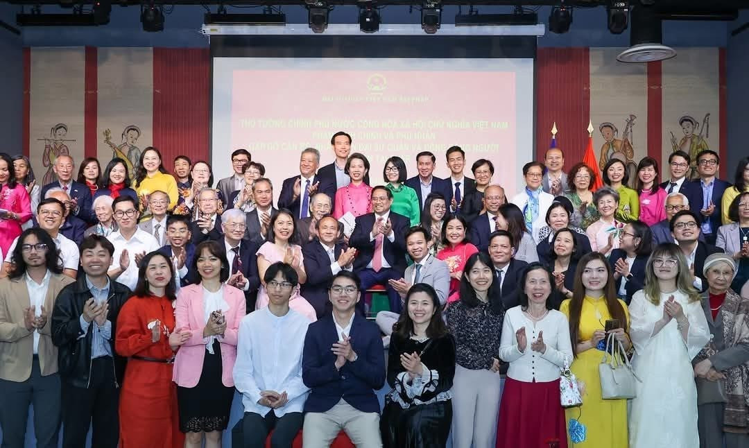Thủ tướng Phạm Minh Chính gặp gỡ cộng đồng người Việt tại Pháp. Ảnh: NVCC 1.jpg