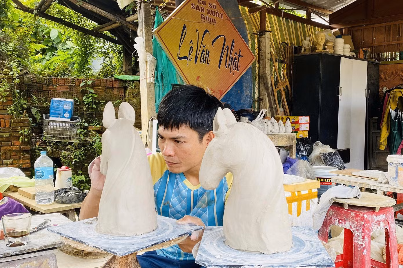 anh3-tho-gom-tre-le-van-nhat-doc-tam-cho-nhung-tac-pham-cua-minh.jpg