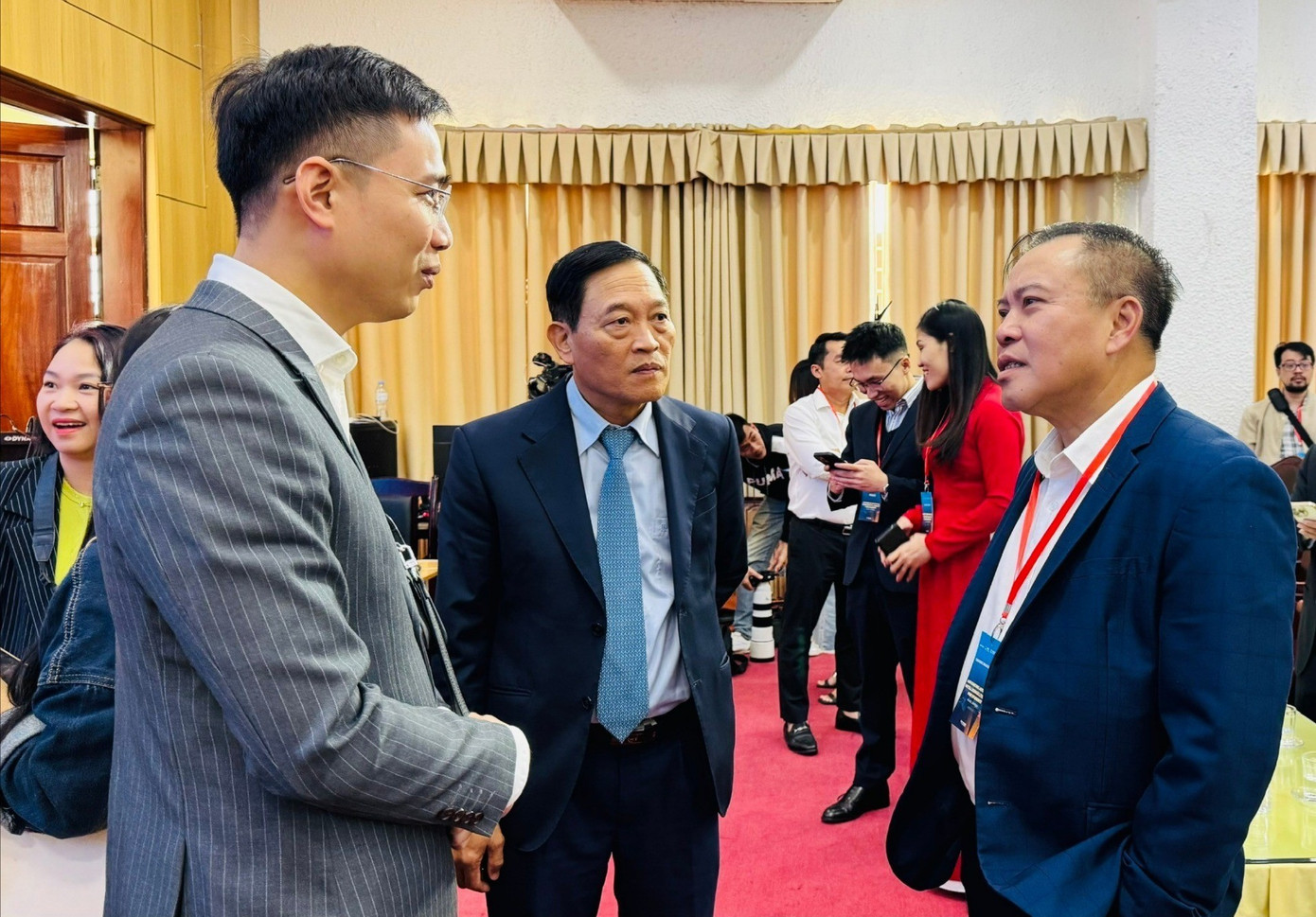 Delegáti diskutují na okraji workshopu. Foto: Nghiem Hue 1.jpg