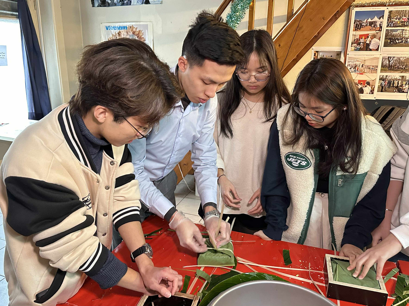 Nguyễn Viết Kiên (thứ 2, từ trái qua) gói bánh chưng cùng du học sinh Việt Nam tại Lyon (Pháp) a2.jpg