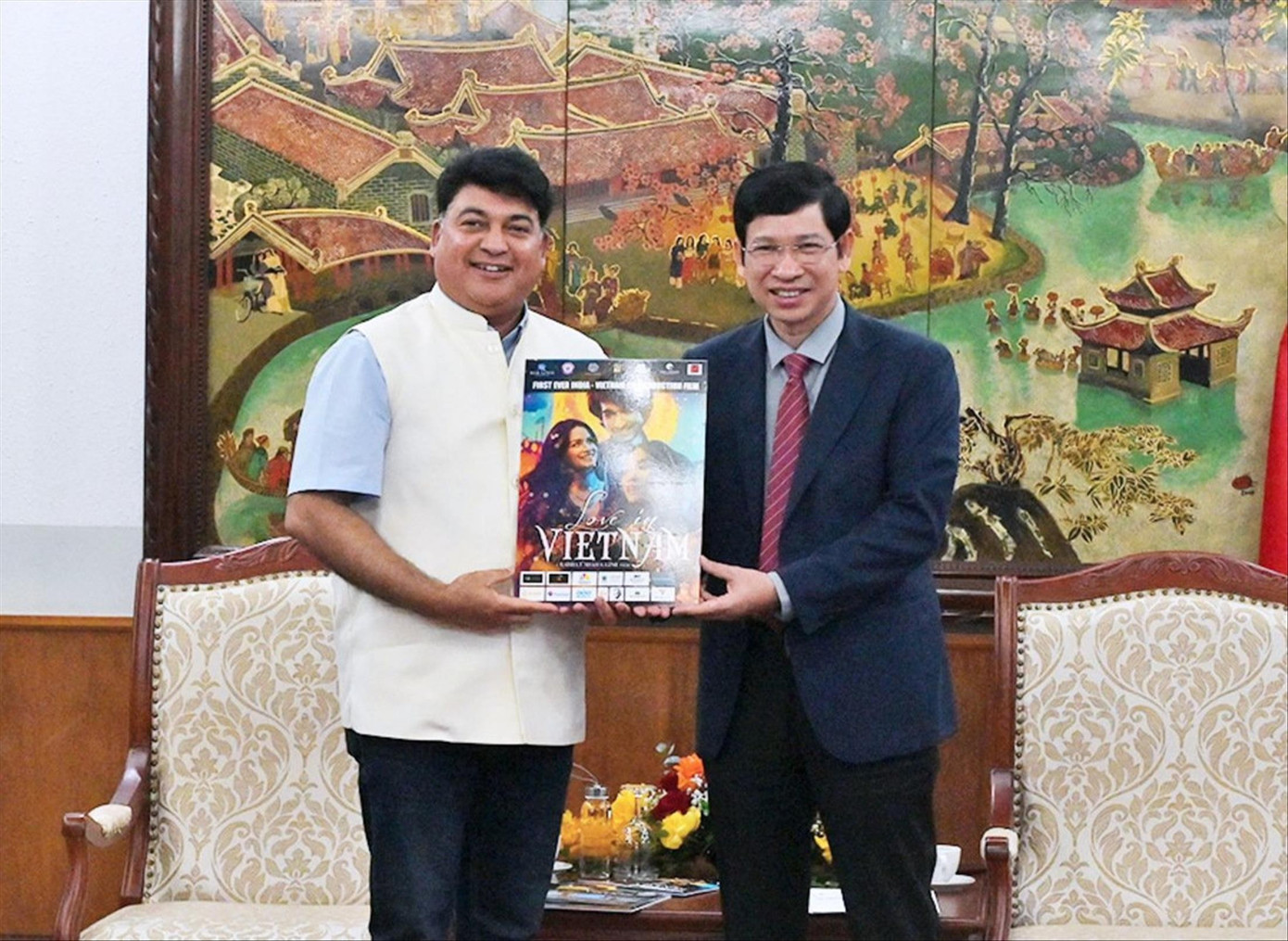 Thứ trưởng Bộ VHTTDL Hồ An Phong và nhà sản xuất Ấn Độ Rahul Bali chụp ảnh lưu niệm cùng poster phim "Love in Vietnam" dlp2.jpg