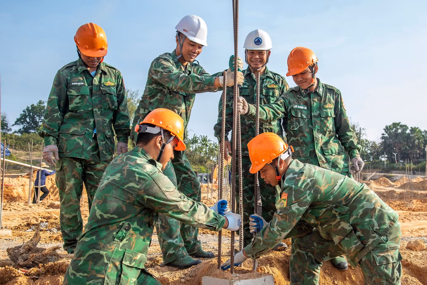 2-thieu-ta-dinh-van-thao-thu-3-tu-phai-sang-dang-cung-anh-em-thi-cong-phan-mong-nha-anh-le-van-chuong.jpg