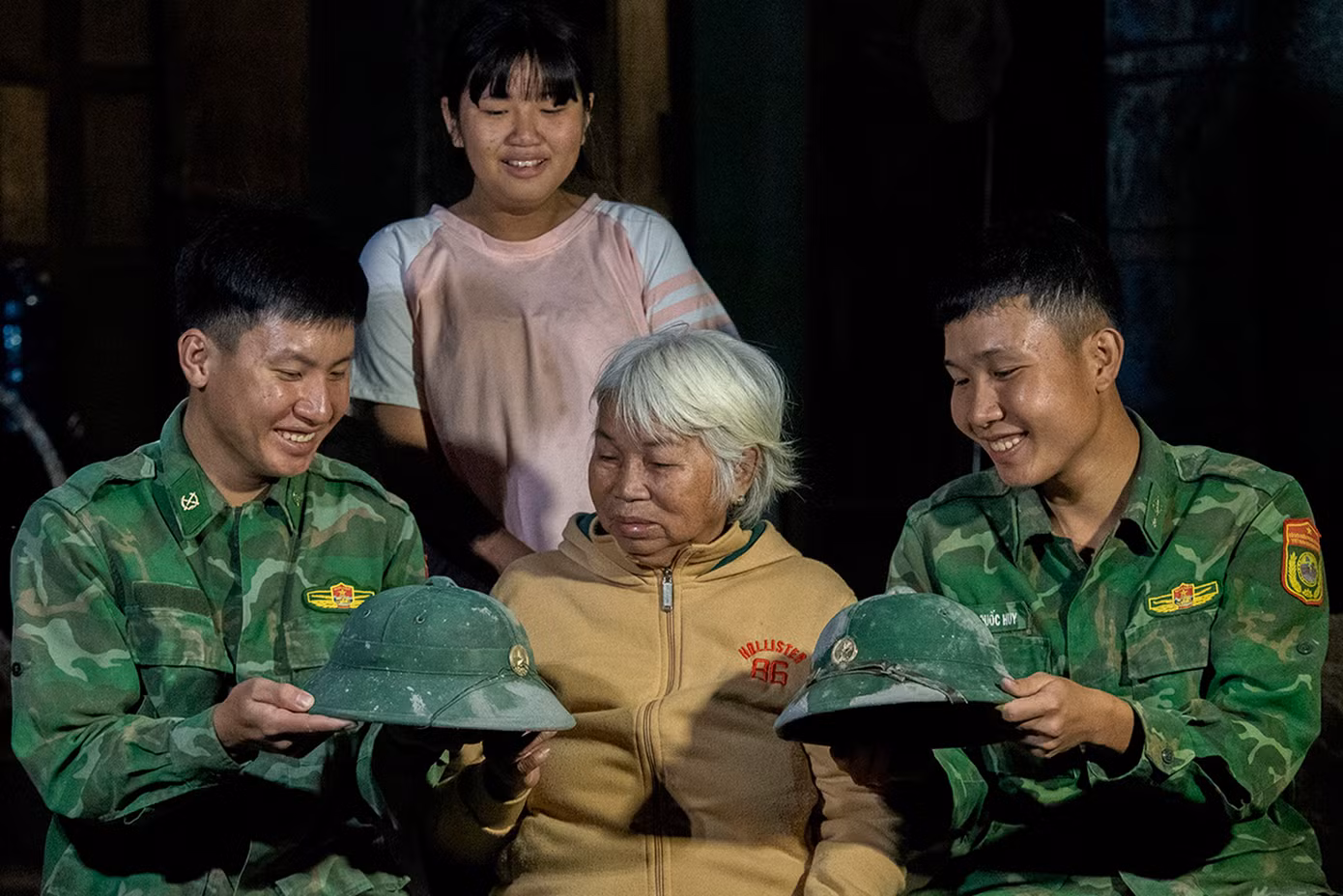1-hai-nguoi-linh-tre-chup-anh-luu-niem-chia-tay-gia-dinh-cu-lo-voi-nhung-chiec-mu-coi-dinh-xi-mang-co-chiec-dut-day.jpg