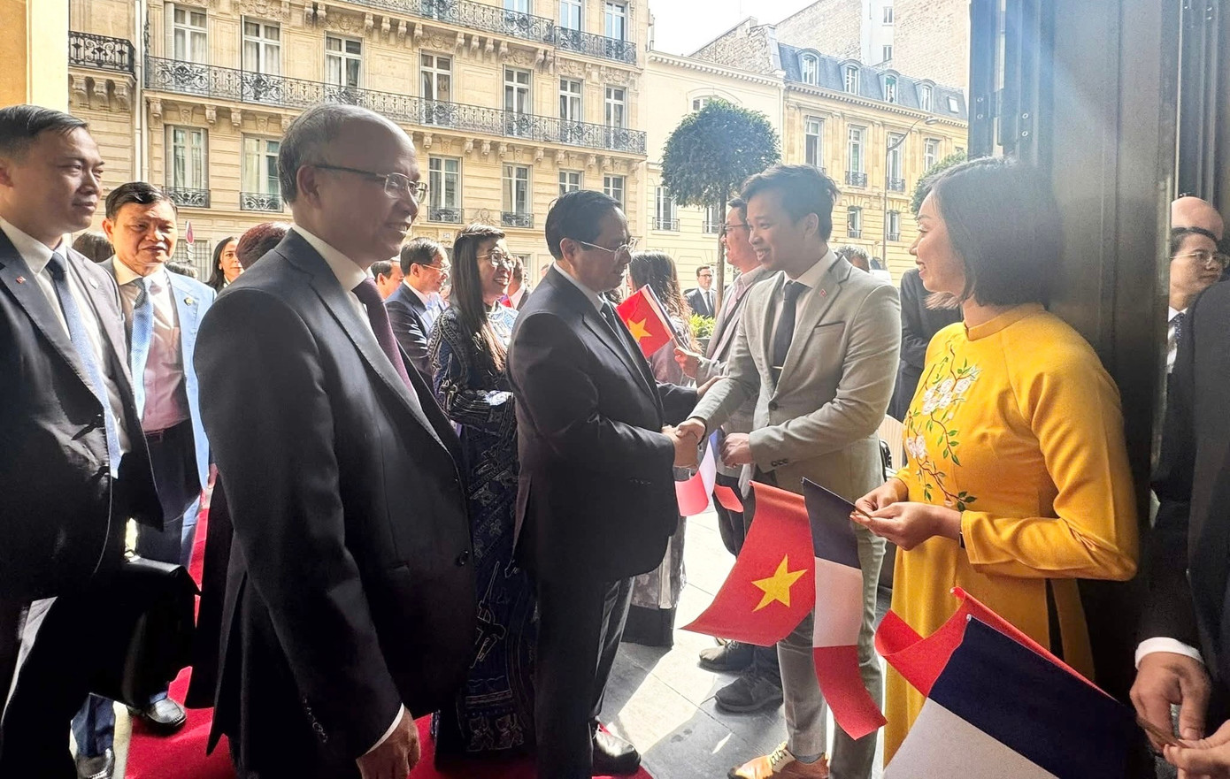 PGS.TS Trần Lê Hưng vinh dự được bắt tay Thủ tướng Phạm Minh Chính trong khuôn khổ buổi gặp gỡ cộng đồng người Việt tại Pháp. Ảnh: NVCC 2.jpg