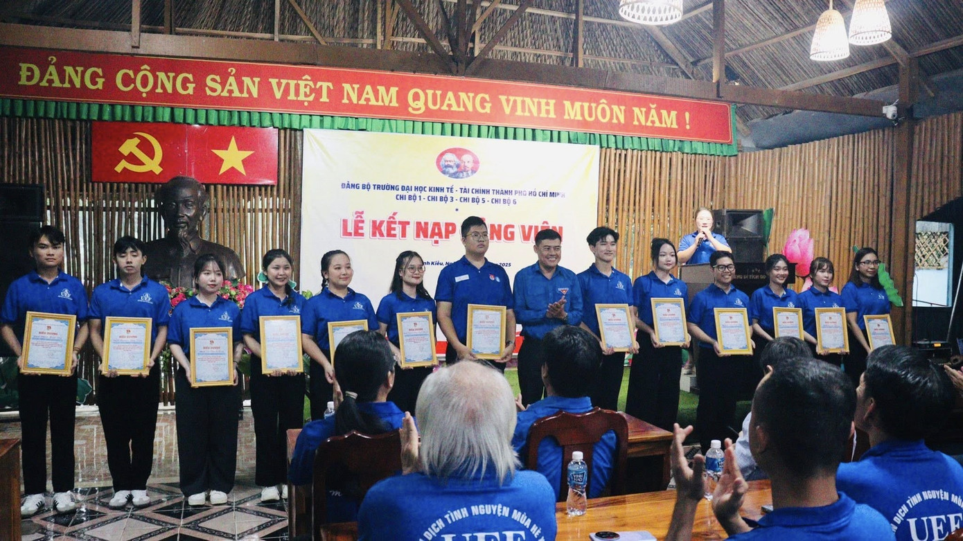 Tỉnh đoàn Đồng Tháp tặng quà cho 14 bạn sinh viên Trường Đại học Kinh tế - Tài chính TPHCM được kết nạp Đảng trong chiến dịch tình nguyện hè ps-ngay-118-a8.jpg
