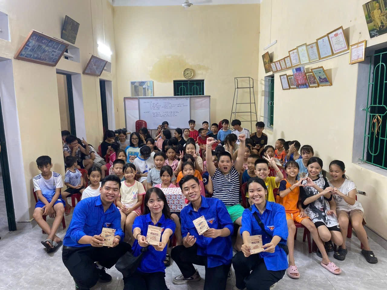 Nguyễn Thị Minh Anh (hàng đầu, bên phải), sinh viên khoa Máy tàu biển Trường Đại học Hàng hải Việt Nam, tham gia tình nguyện Mùa hè xanh 2024 b3.jpg