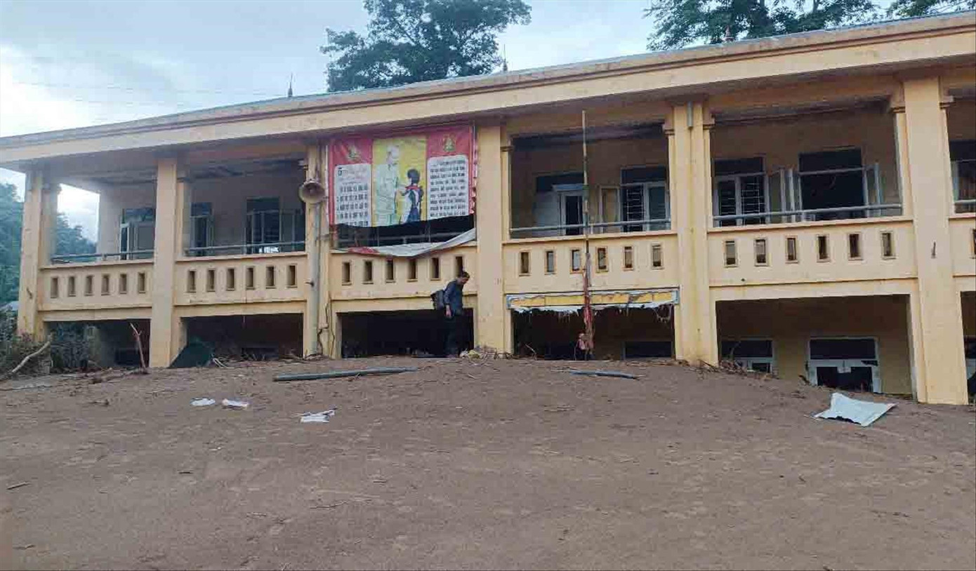 Trường Phổ thông dân tộc bán trú Tiểu học Mỹ Lý 2 bị bùn đất nhấn chìm từ 3-5m. Ảnh: SỸ HÀ a1.jpg