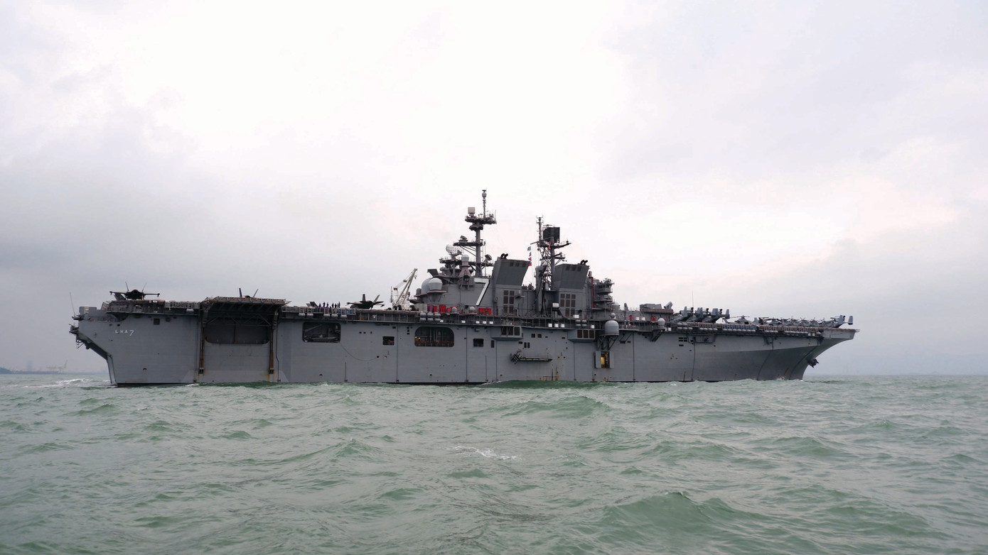 anh-1-tau-uss-tripoli-cua-hai-quan-my-tren-bien-da-nang-anh-nguyen-thanh.jpg
