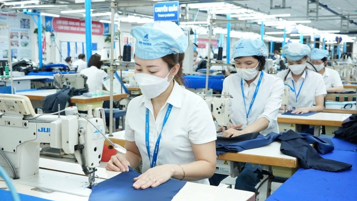 Tổng công ty May 10 dự kiến thưởng tết khoảng 1,6 tháng lương cho người lao động (Trong ảnh, công nhân may tại May 10)