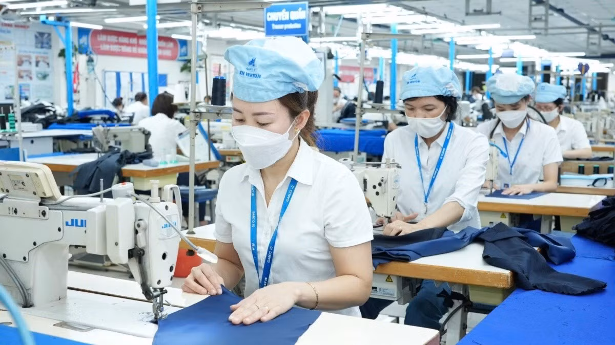 Tổng công ty May 10 dự kiến thưởng tết khoảng 1,6 tháng lương cho người lao động (Trong ảnh, công nhân may tại May 10)