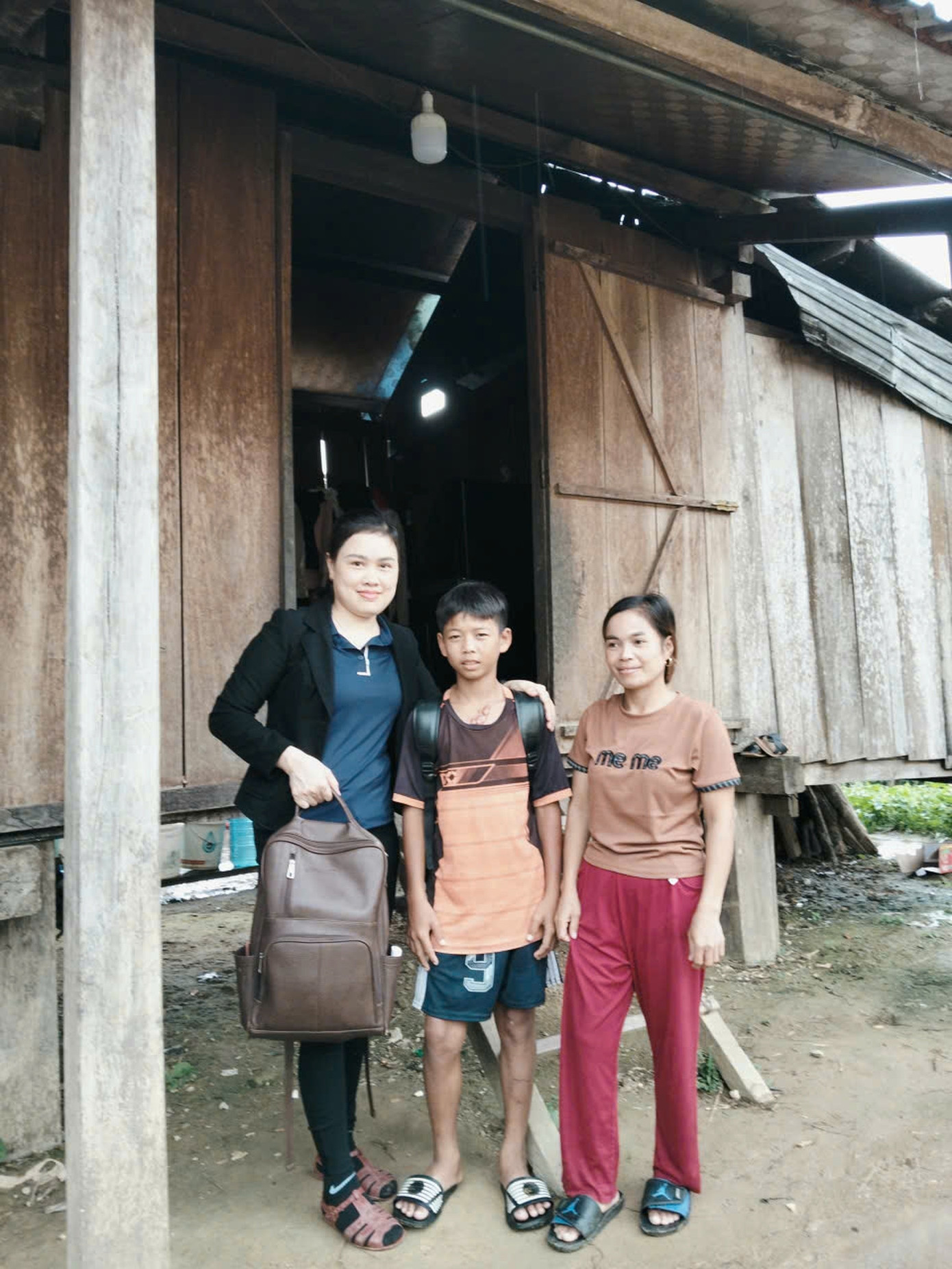 Mevrouw Thanh ging naar het dorp om de leerlingen aan te moedigen naar school te gaan. b2.jpg