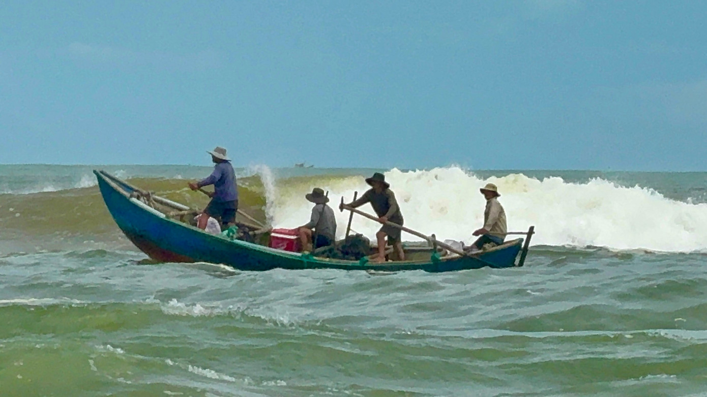 2-ngu-dan-quang-ngai-vuot-song-ra-khoi-mua-bien-dong-anh-nguyen-ngoc.jpg