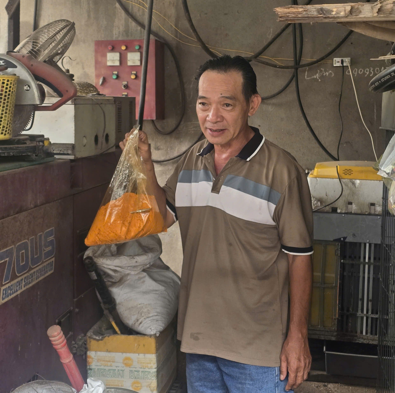 Vụ lùm xùm xăng giả: Hé lộ hóa chất pha trộn 'phá xe'