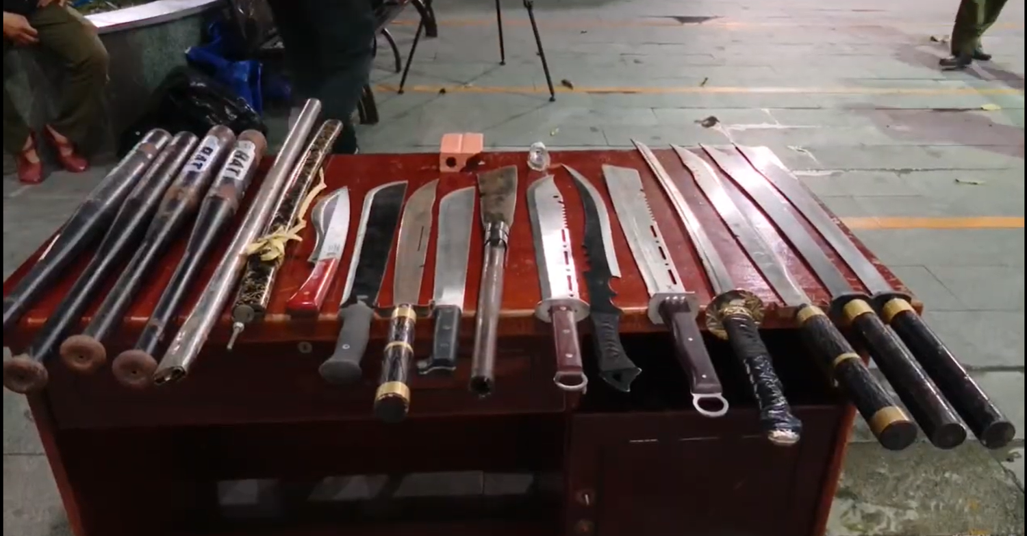 Cảnh s&aacute;t kiểm tra hiện trường