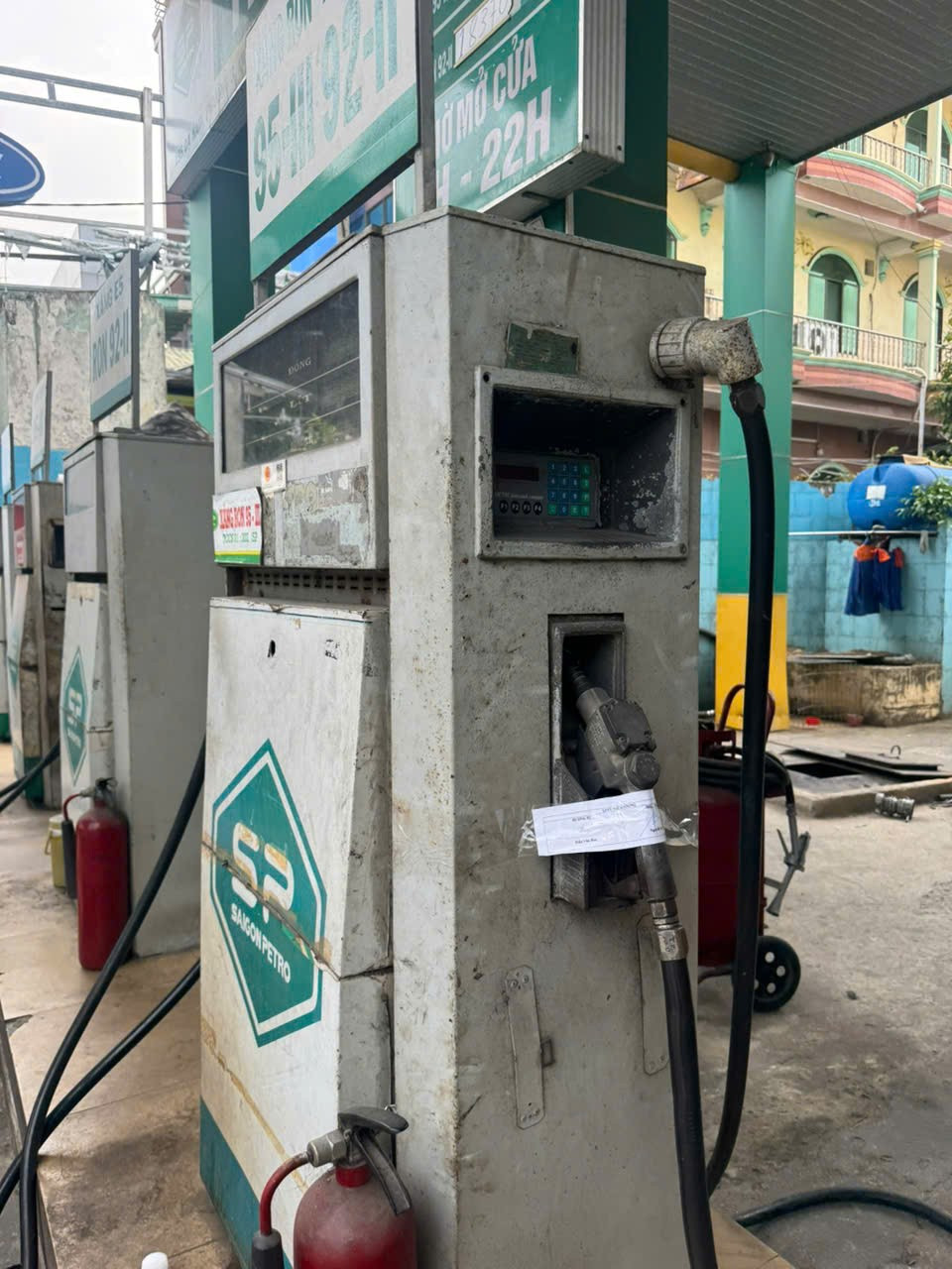 Phát hiện đường dây sản xuất xăng A95 giả quy mô lớn tại TPHCM