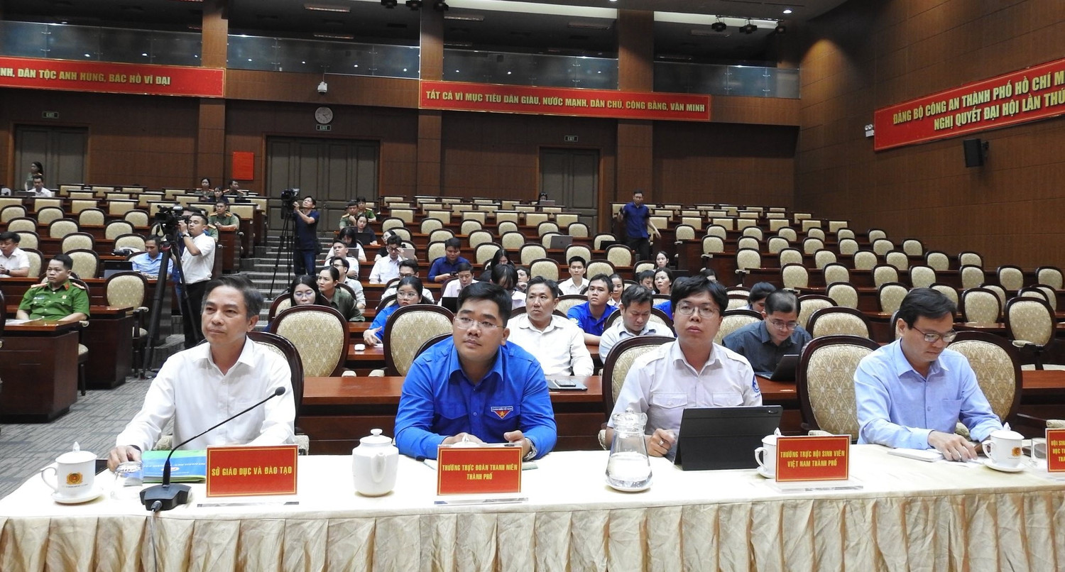 Đo&agrave;n Thanh ni&ecirc;n c&aacute;c trường học tham gia buổi cập nhật th&ocirc;ng tin bắt c&oacute;c online