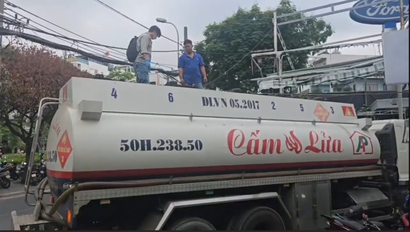 Vụ lùm xùm xăng giả: Hé lộ hóa chất pha trộn 'phá xe'