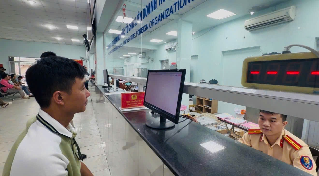 Người d&acirc;n đăng k&yacute; biển số &ocirc; t&ocirc; tại c&ocirc;ng an phường, x&atilde; ở TP.HCM