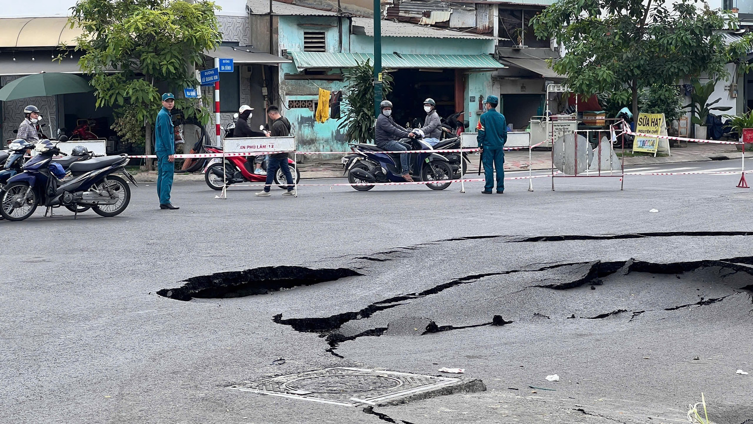 C&ocirc;ng t&aacute;c phong tỏa v&agrave; cảnh b&aacute;o an to&agrave;n