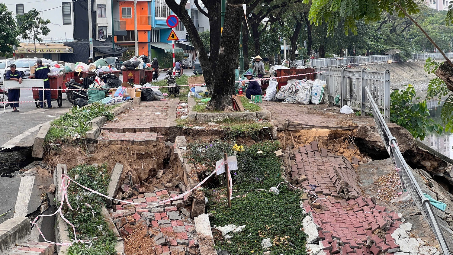 Khu vực bị sạt lở v&agrave; hố s&acirc;u