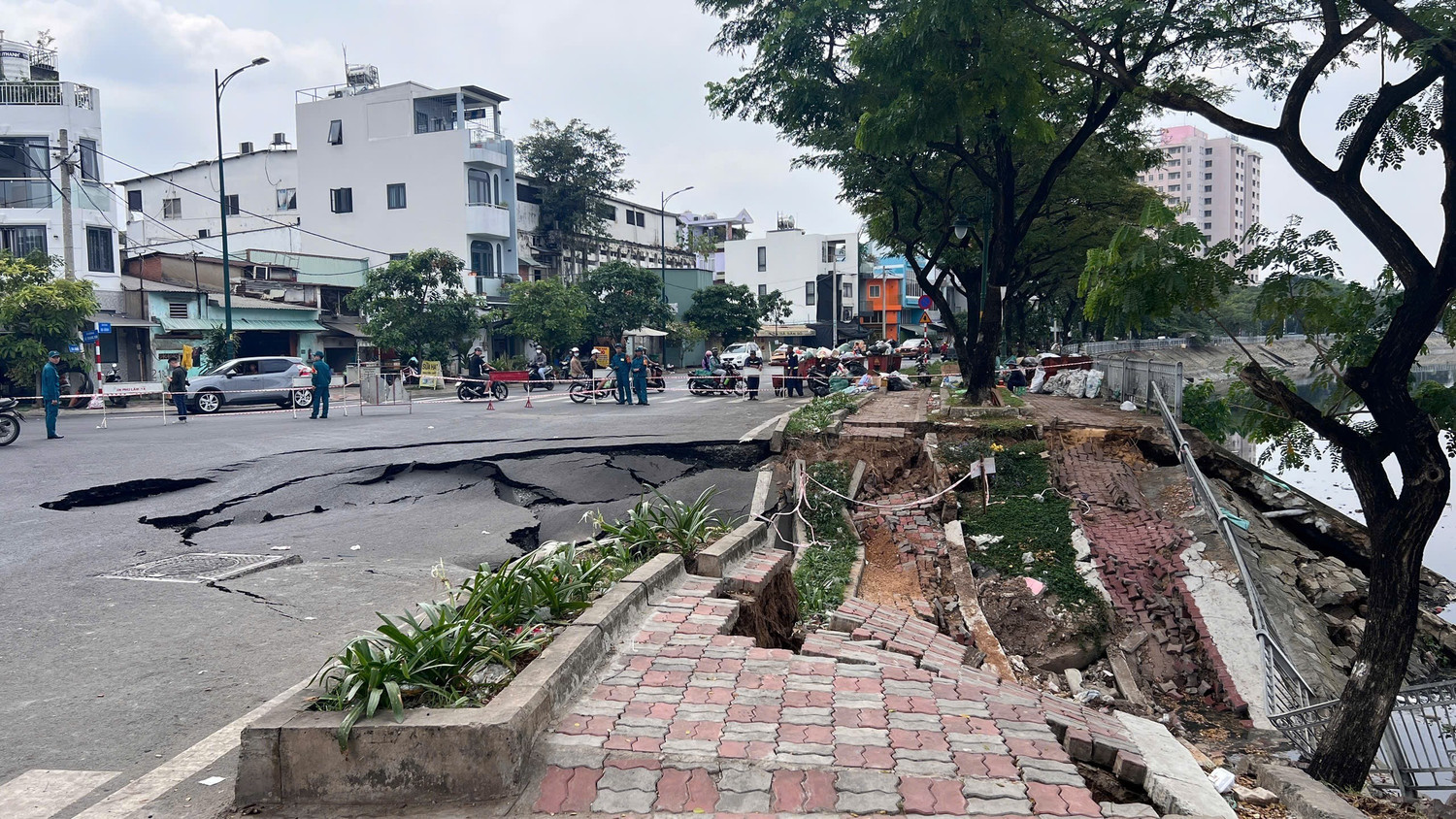 Cảnh quan hiện trường vụ sạt lở bờ k&ecirc;nh