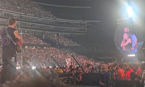 Tình huống khiến nhiều người không ngờ tới tại concert của Coldplay.