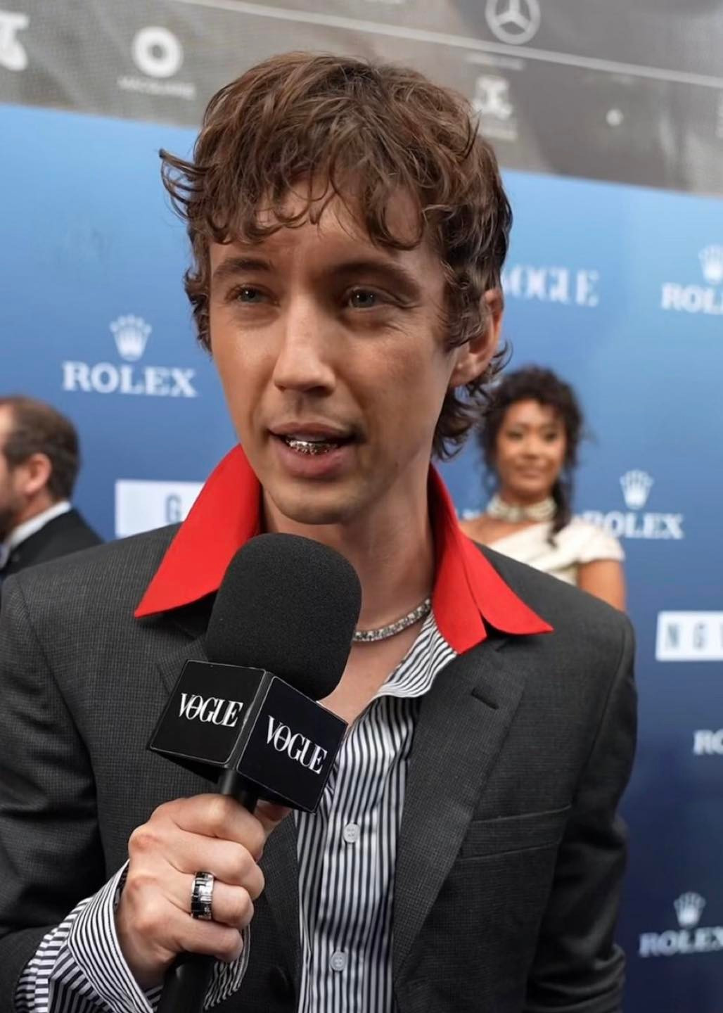 Ngoại hình gây sốt của Troye Sivan tại sự kiện.