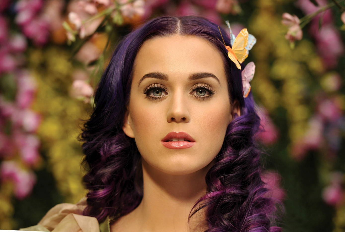 Katy Perry dẫn đầu về những bản hit ngập tràn sắc màu và hình ảnh Pop vui tươi.
