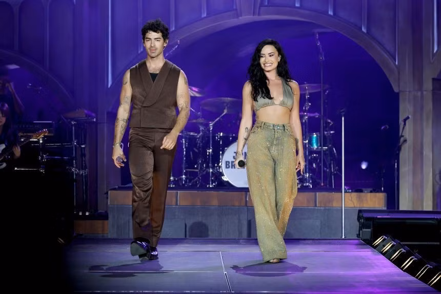 Joe Jonas và Demi Lovato đã mang đến một màn trình diễn bùng nổ.