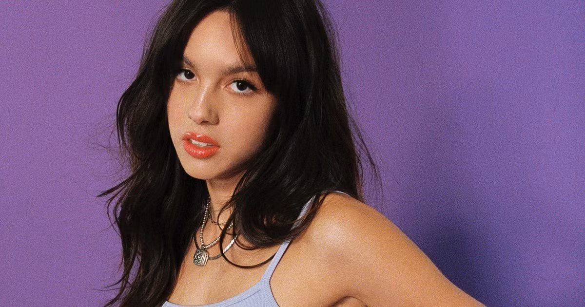 Olivia Rodrigo trở thành hiện tượng chỉ với album đầu tay, mang Pop Rock trở lại các bảng xếp hạng lớn bằng âm nhạc chân thật và cảm xúc của tuổi trẻ.