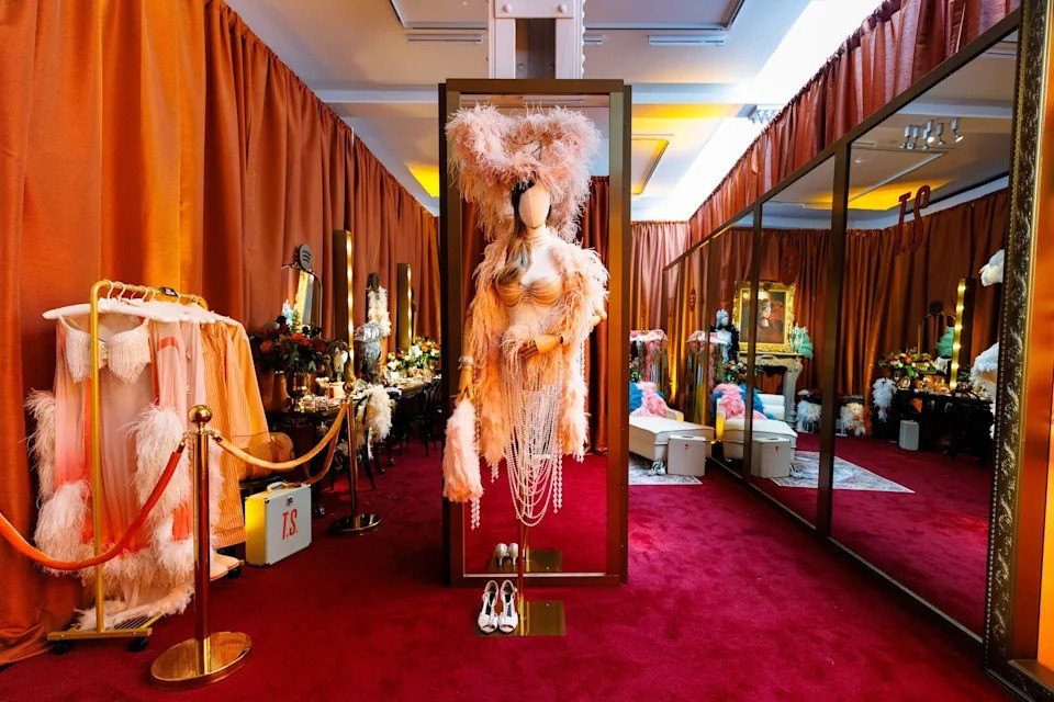 Mở đầu bộ phim là MV của ca khúc mở đường đầy tham vọng The Fate of Ophelia.