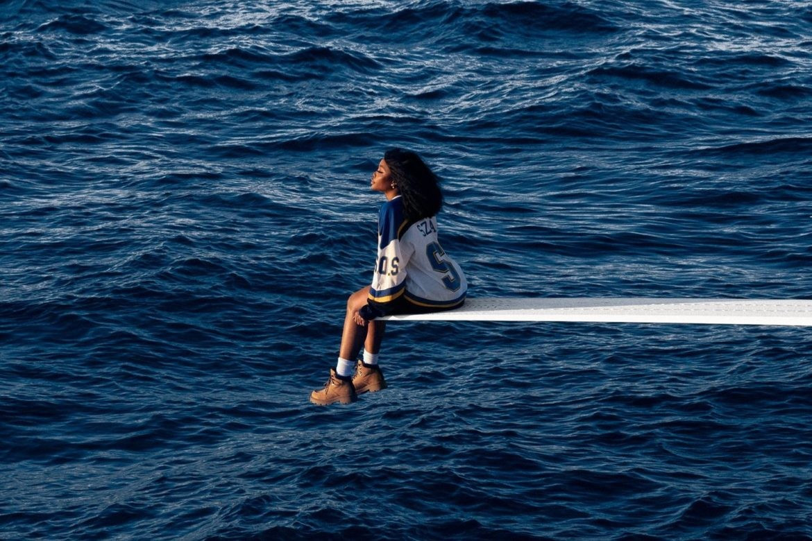 Hình ảnh bìa album được nhận xét là đơn giản nhưng đậm tính nghệ thuật.