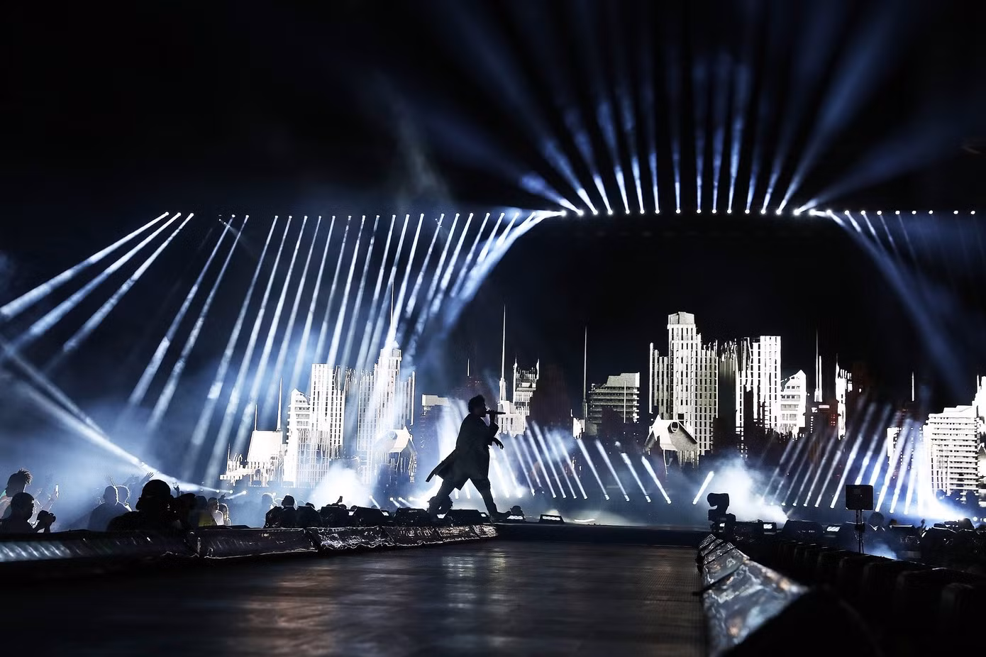 The Weeknd từ một ngôi sao nhạc Pop trở thành một hiện tượng lưu diễn toàn cầu.