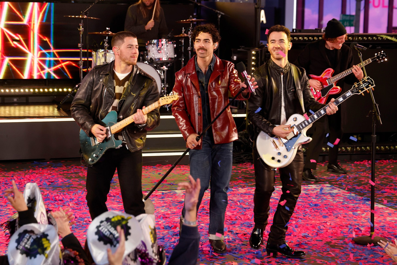 Ba anh em nhà Jonas tái hiện hàng loạt bản hit gắn liền tuổi trẻ của nhiều người.