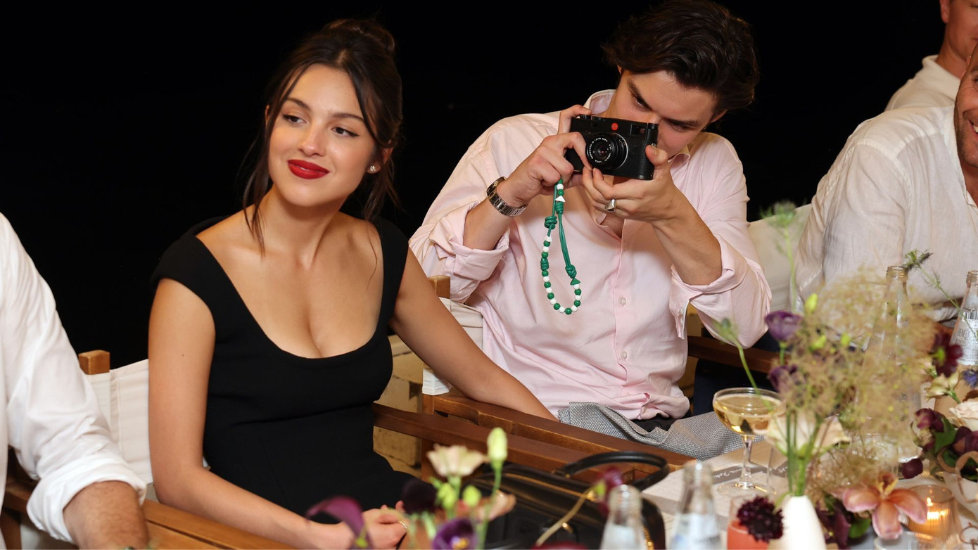 Louis Partridge luôn là chỗ dựa tinh thần vững chắc, thường xuyên xuất hiện dưới khán đài.